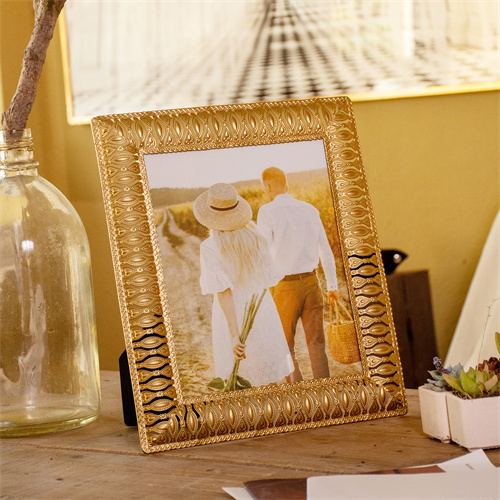 8x10 Gold Picture Frame - A Great Addition to Your Home Decor